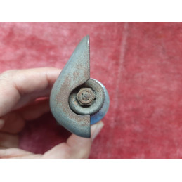 Inquadratura inferiore dinamo d'occasione per restauro bici vintage
