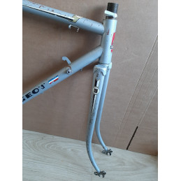 Détail des raccords en acier du cadre enfant Peugeot
