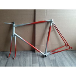Vista lateral del cuadro vintage de carretera 60.5x58 cm con punteras Campagnolo