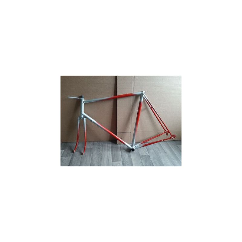 Vista lateral del cuadro vintage de carretera 60.5x58 cm con punteras Campagnolo