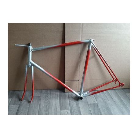 Vista lateral del cuadro vintage de carretera 60.5x58 cm con punteras Campagnolo