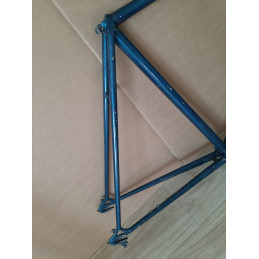 Detalle de las uniones soldadas y caja de pedalier de la bicicleta clásica