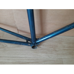 Detalle de las patillas Campagnolo en el cuadro de carretera de 2800g