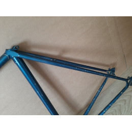 Down tube lug details and shifter boss mounts