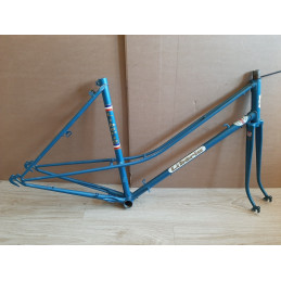 Top tube and down tube intersection on step-through frame