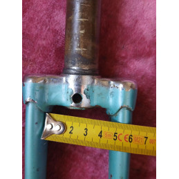Patine historique et traces d'usage sur fourche en acier