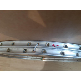 Close-up of MAVIC MODULE E2 rim decal and aluminum finish