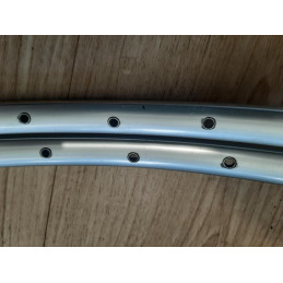 Zoom sur le perçage de valve jante aluminium ancienne Mavic