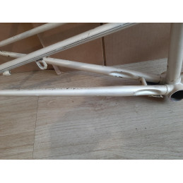 Perspectiva de la horquilla de acero Peugeot para rueda de 650.