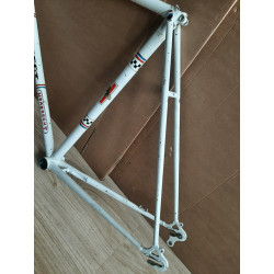 Detalle de la cabeza de la horquilla cromada Peugeot