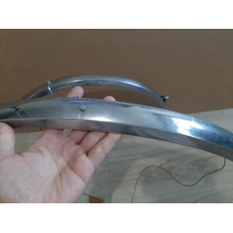Detalle de los bordes redondeados del guardabarros de acero Peugeot