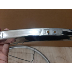 Detalhe da superfície de aço e largura de 40mm do guarda-lamas clássico