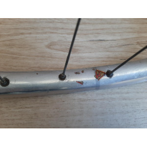 Détail du moyeu français Exceltoo en aluminium sur roue avant 650B