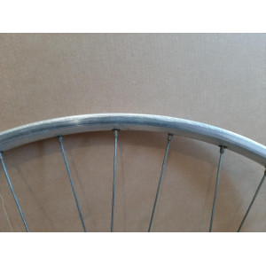 État général du pneumatique et de la valve sur jante 584mm
