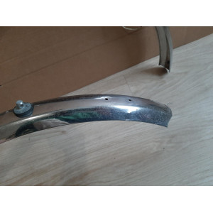 Detalle de las abolladuras y marcas de uso en la superficie de aluminio