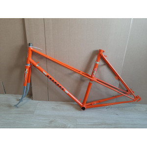 Cuadro de acero Peugeot de 52.5 cm para bicicleta de turismo clásico vista lateral