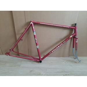 Vista lateral completa del cuadro Peugeot PX50 para bicicleta de turismo 650B