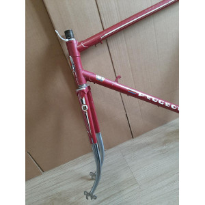 Inspección de alineación de las vainas del cuadro Peugeot vintage