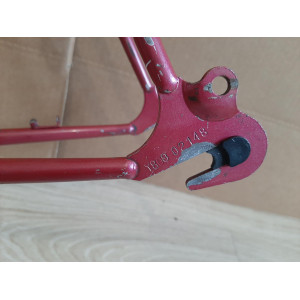 Dettagli delle pinze freno e attacchi su telaio Peugeot vintage
