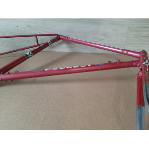 Dettaglio della curvatura della forcella Peugeot PX50 in acciaio