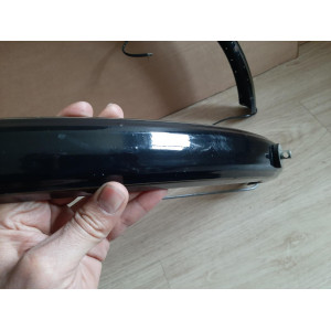 Détail des points de fixation du garde-boue vintage en acier pour roue 650