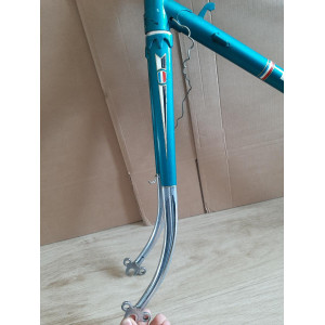 Détail des raccords en acier du cadre dame Peugeot 700C