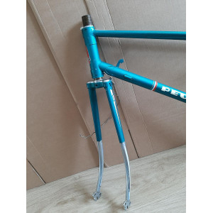 Raccord de selle et détails de la peinture vintage Peugeot