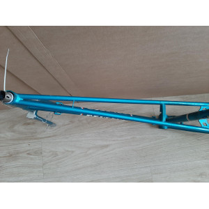 Detalle del puente de freno trasero cuadro Peugeot 700