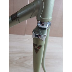 Détail de la douille de direction et de la marque Motobécane