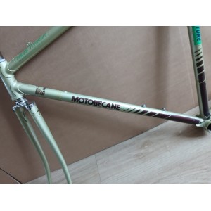 Patine historique sur le cadre de vélo Motobécane C5