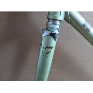 Logo vintage Motobécane sur le tube frontal