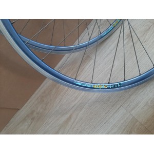 Pneu à tringle monté sur jante 700C Bianchi