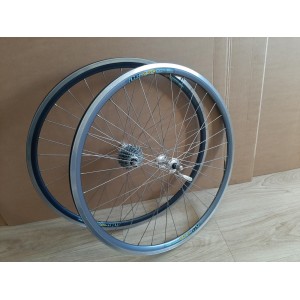Front wheel hub and axle detail