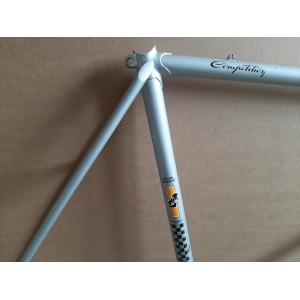 Fork crown and head tube lugs on Peugeot PKN10 Compétition