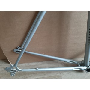 Bottom bracket shell showing Swiss thread pattern