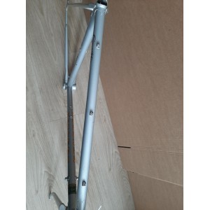 Vue rapprochée des decals Peugeot Compétition et Reynolds