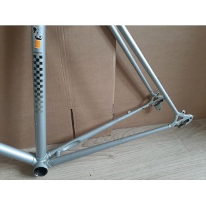 Détail de la douille de direction et logo Peugeot classique