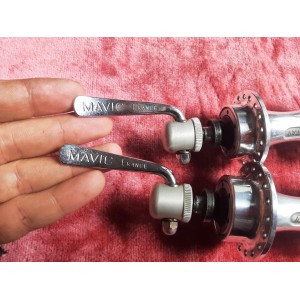 Dettaglio asse in acciaio e logo mozzo Mavic 500 RD