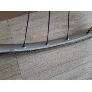 Rim wear indicators and brake track close-up