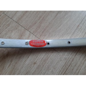 Détail du raccord et poinçon de la jante vintage Super Champion 36 trous