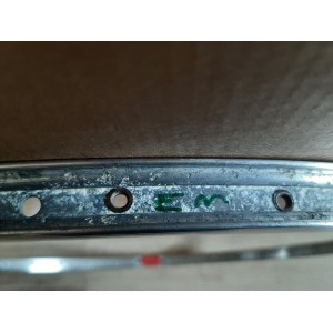 Flanc de freinage et oeillets de la jante Super Champion 700C