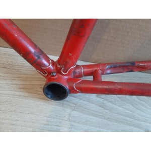 Pátina y marcas superficiales de uso en el cuadro de 61 cm