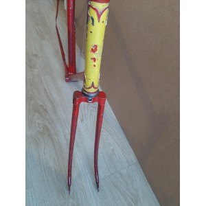 Detalle del paso de rueda y las vainas inferiores de acero