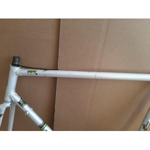 Peugeot PY10 frame weight on digital scale showing 3040g