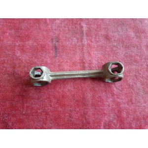 Detalle del grabado y la forma de la llave multifunción latón