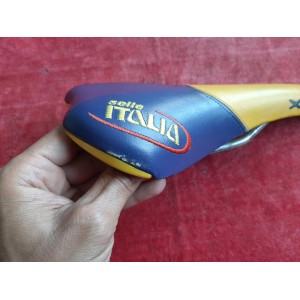 Logo-Aufnahme SELLE ITALIA auf dem Lederbezug