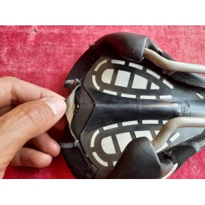 Détail de l'arrière de la selle vélo route Eroica