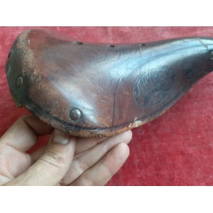 Détail de la marque gravée sur le flanc du cuir de la selle VERYBEST