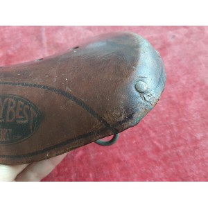 Vue arrière montrant le croissant métallique de la selle VERYBEST 26A