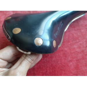 Front view of Brooks Swift leather saddle with nose detailing